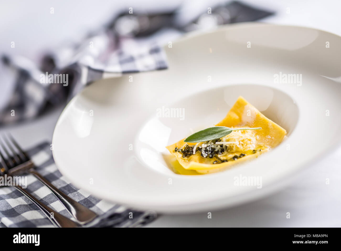 Kulinarische Zubereitung von italienischer Pasta Ravioli in Restaurants. Stockfoto