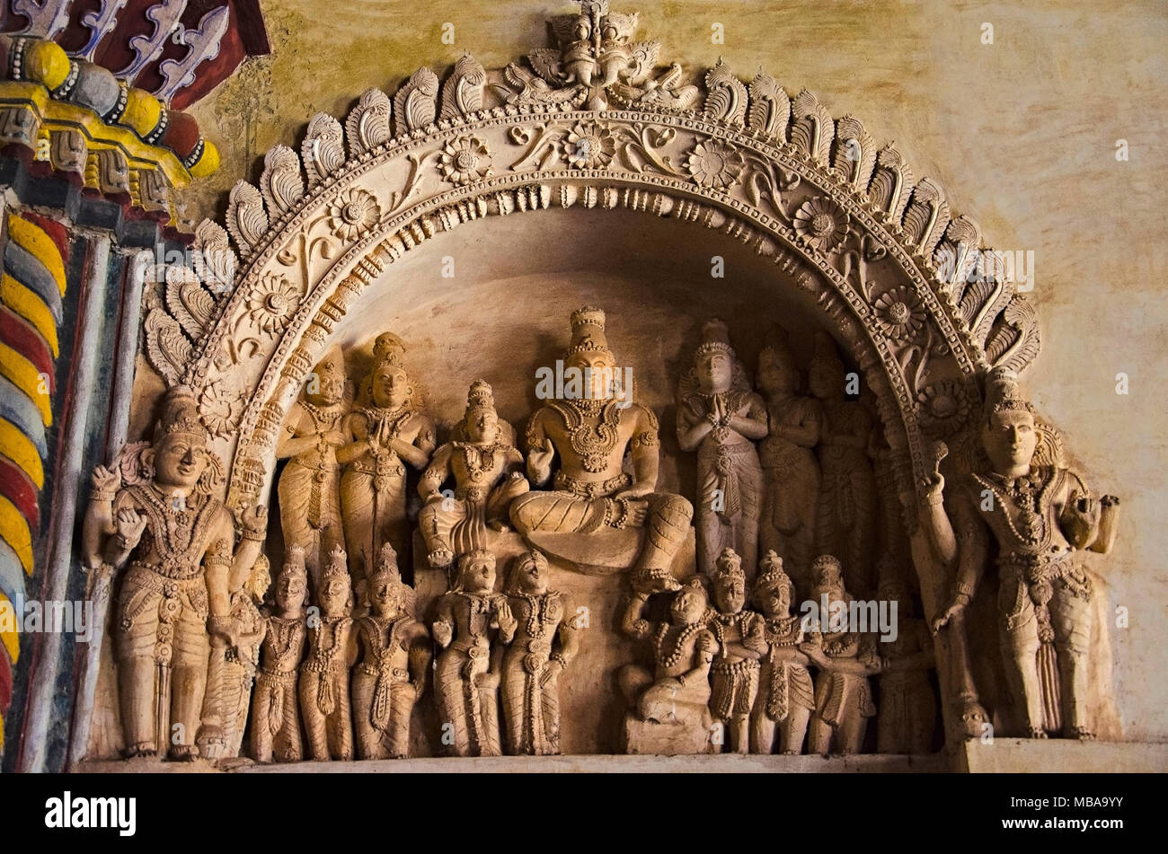 Geschnitzte Götzen auf der inneren Wand des Durbar Hall der Thanjavur Maratha Palace, Thanjavur, Tamil Nadu, Indien. Vor Ort als Wohnsitz der Bhonsl bekannt Stockfoto