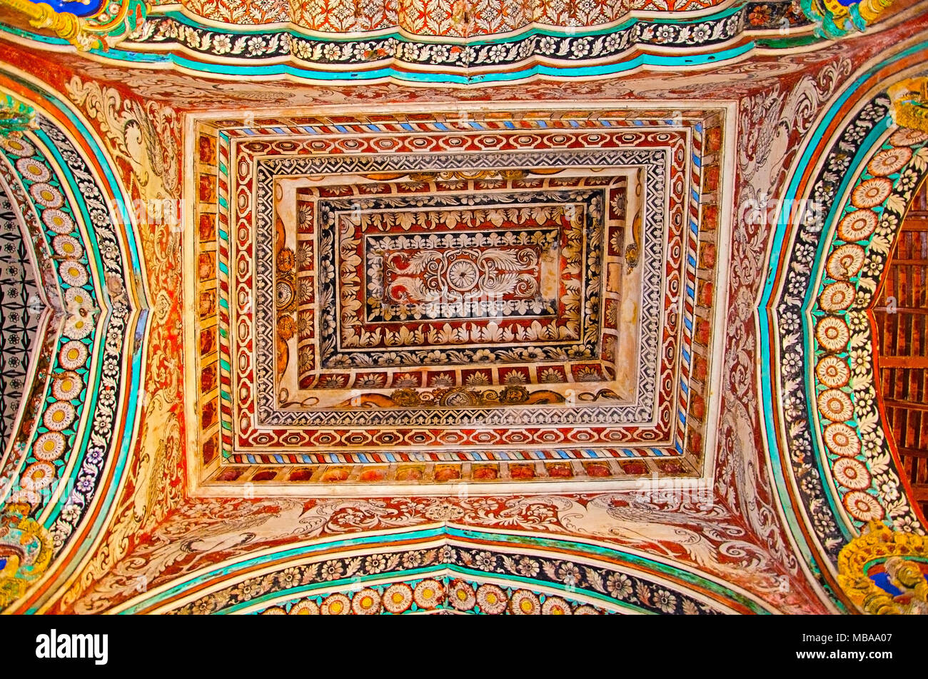 Farbenfrohe Gemälde an der Decke Wand des Darbar Halle des Thanjavur Maratha Palace, Thanjavur, Tamil Nadu, Indien. Vor Ort als Wohnsitz der Bh bekannt Stockfoto