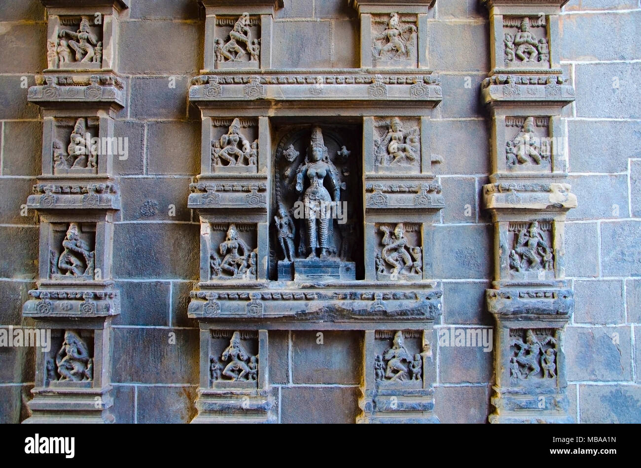 Eastern Gopura Wall zeigt alle 108 Tanzhaltungen der Natya Shastra. Andere Gopuras haben auch Tanzbilder. Nataraja-Tempel, Chidambaram, Tamil Nadu Stockfoto