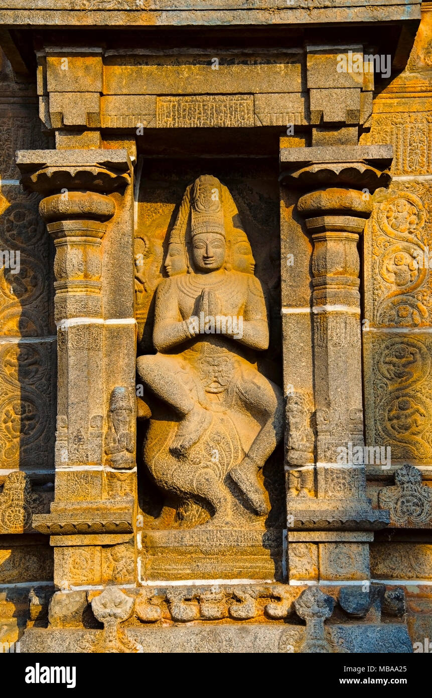 Eines der 108 Bilder von Tanzhaltungen aus der Natya Shastra auf East Gopura und der Innenwand. Nataraja-Tempel, Chidambaram, Tamil Nadu Stockfoto