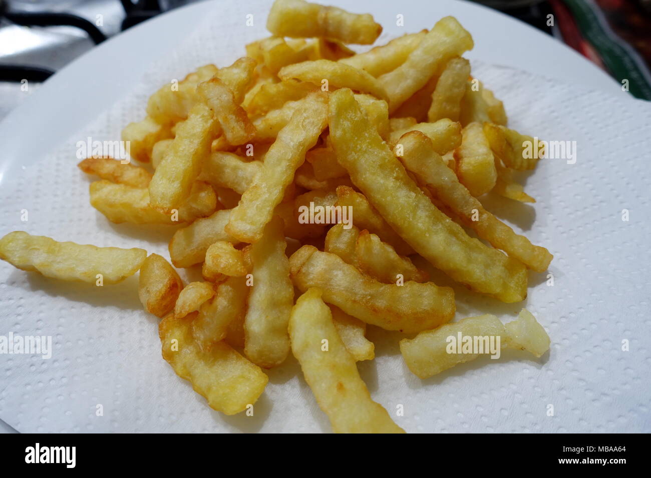 Frisch gebratene Kartoffel Chips auf ein Papiertuch Stockfoto
