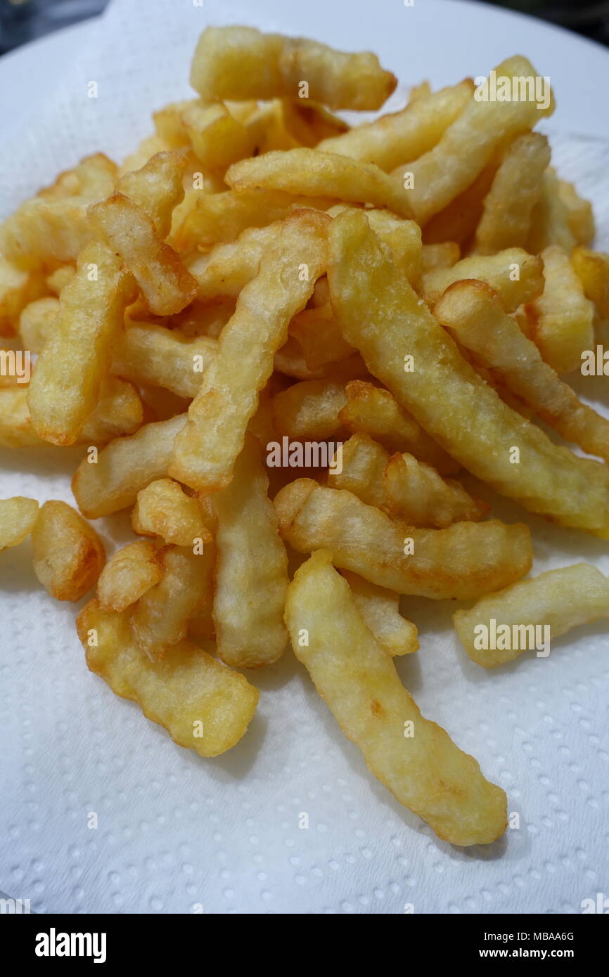Frisch gebratene Kartoffel Chips auf ein Papiertuch Stockfoto
