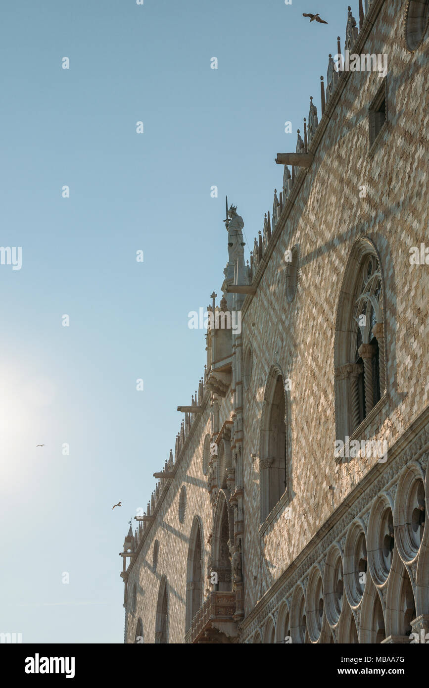 Fassade des Dogenpalastes in Venedig, Italien. Stockfoto