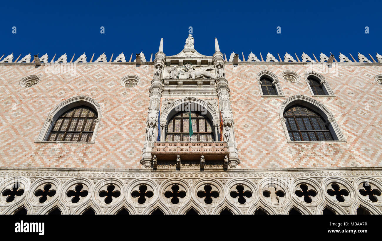 Fassade des Dogenpalastes in Venedig, Italien. Stockfoto