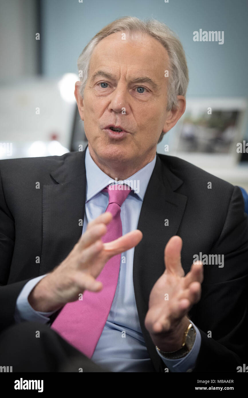 Der ehemalige Premierminister Tony Blair sprechen über das Karfreitagsabkommen in London. Stockfoto