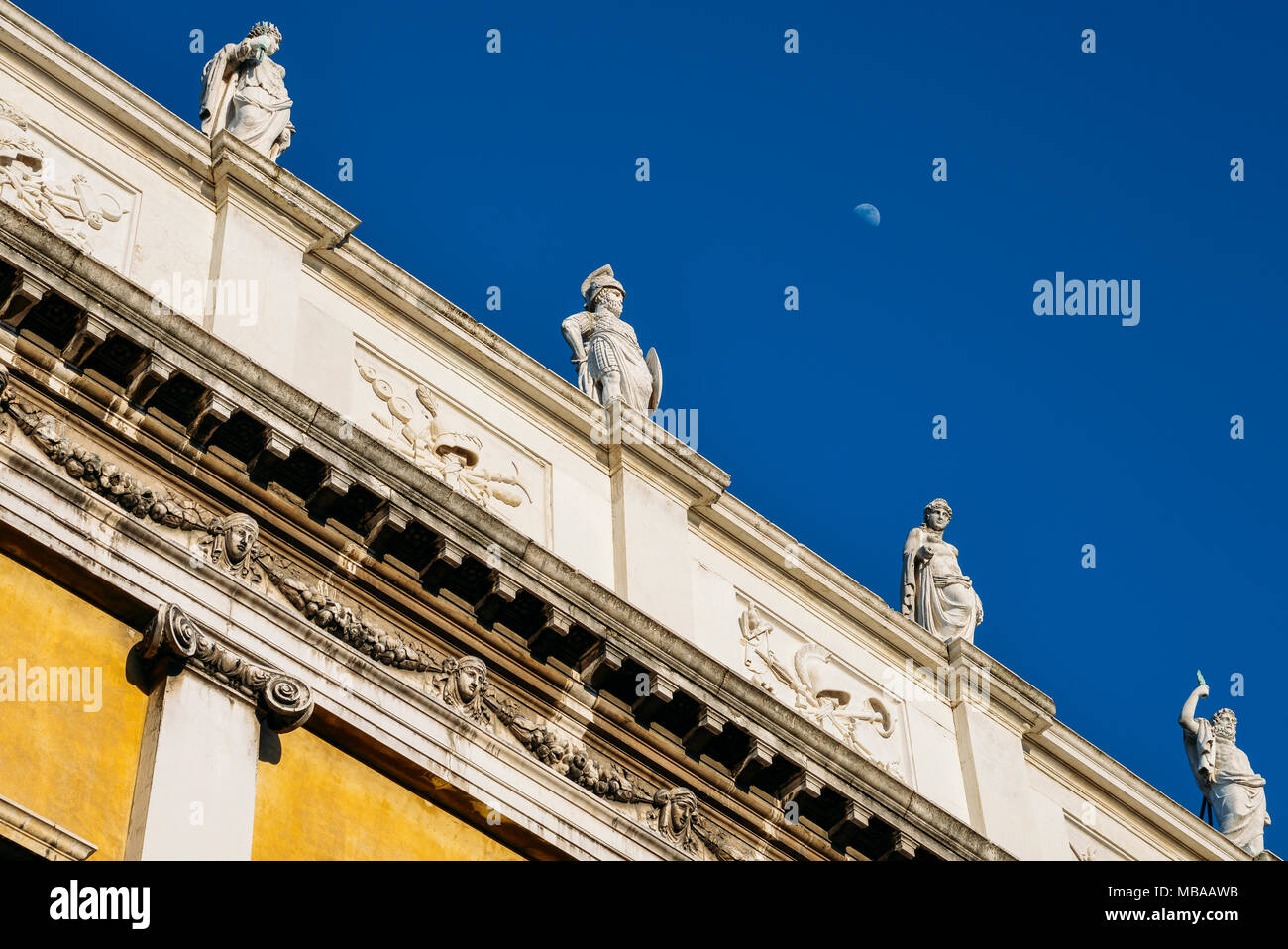Statuen an der Spitze der Nationalbibliothek von St Mark's Biblioteca Marciana, Venedig, Venetien, Italien. Stockfoto