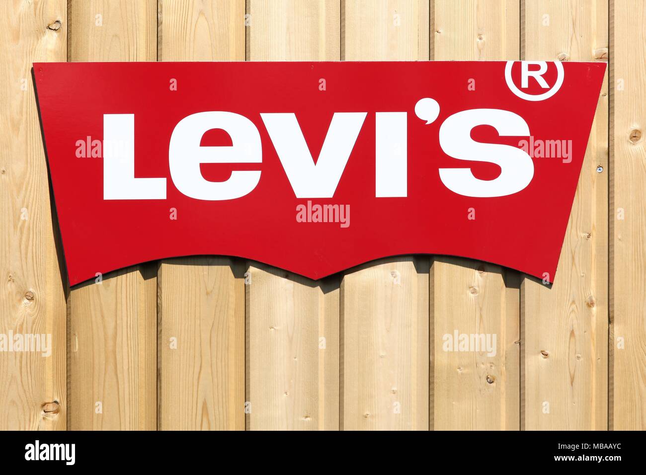 Villefranche, Frankreich, 11. Juni 2017: Levi Strauss Logo auf eine Wand. Levi Strauss im Jahre 1853 gegründet, ist ein privat geführtes American Clothing Company Stockfoto