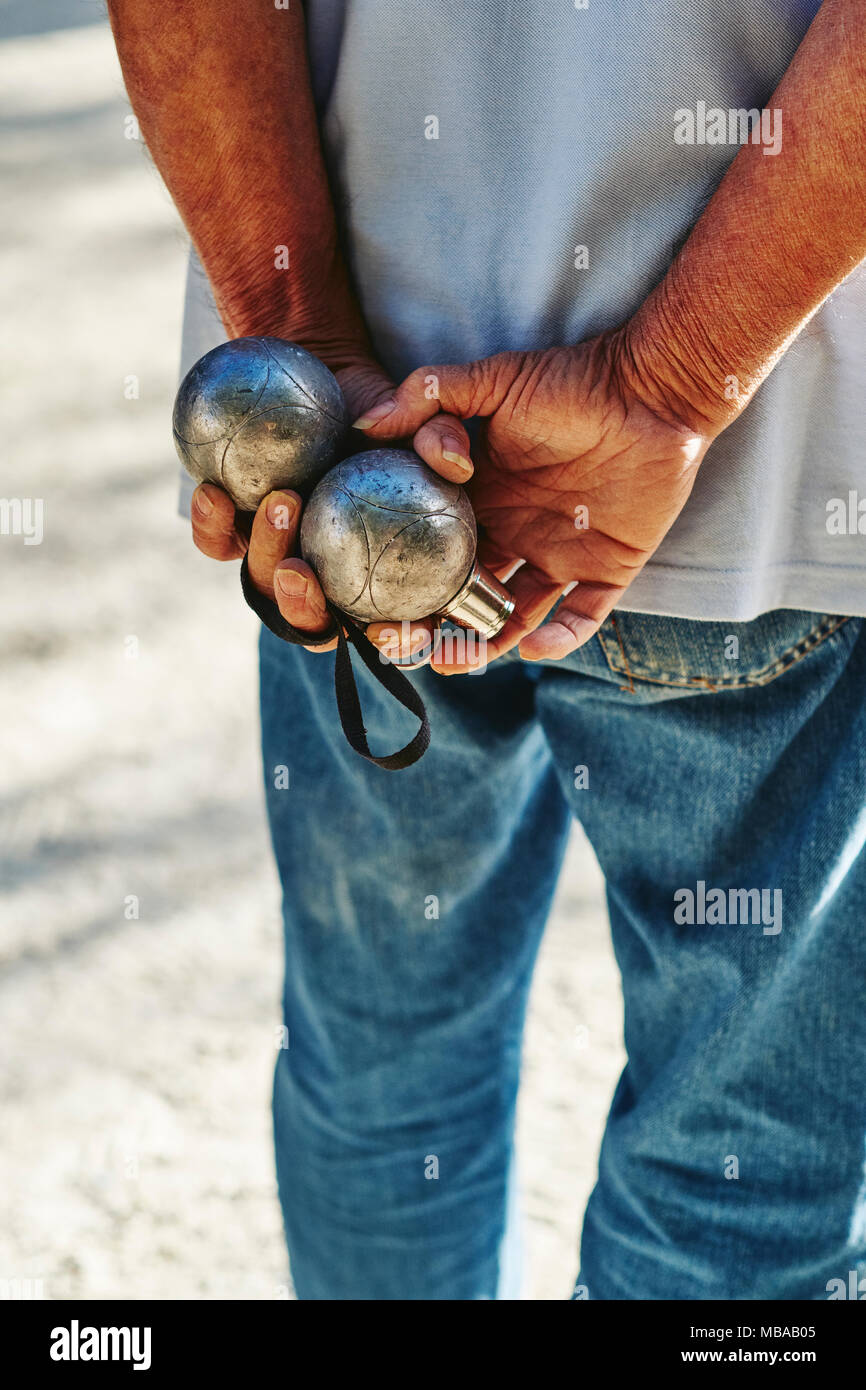 Mann spielt Petanque in einem französischen Dorf Stockfoto