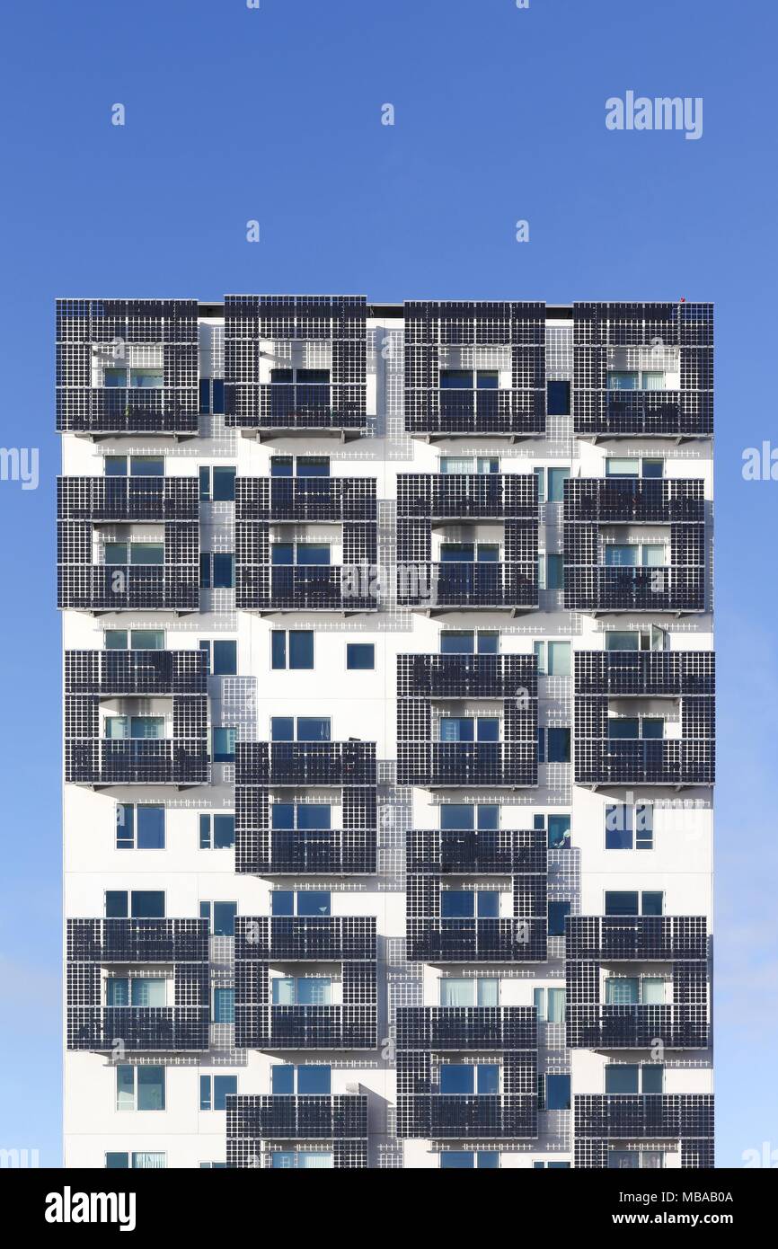 Aarhus, Dänemark - Januar 17, 2016: Studentenwohnheim und energiesparende Gebäude mit Solarzellen auf den Balkonen und in den Hafen von Aarhus, Dänemark Stockfoto