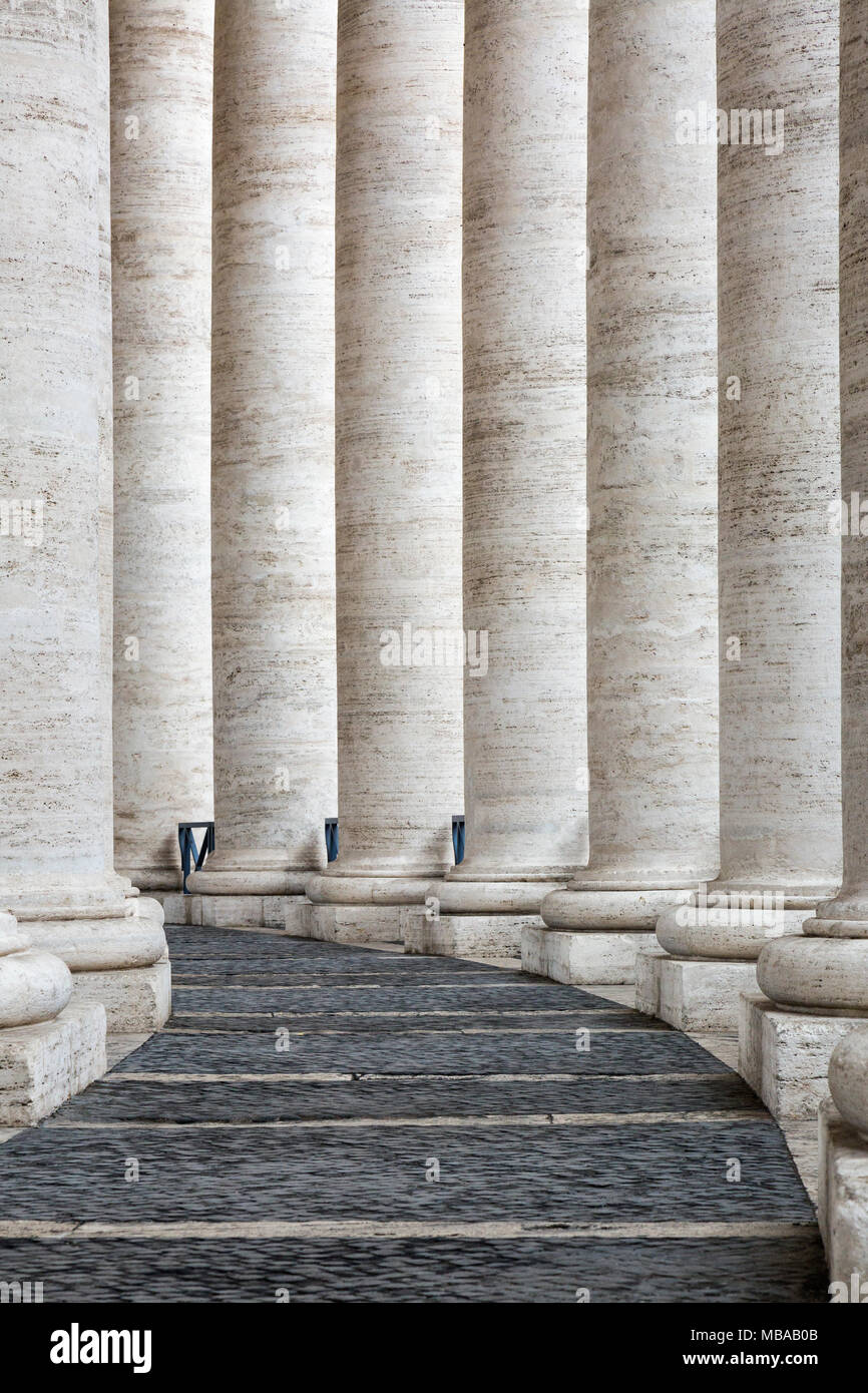 Berninis Kolonnaden in (Piazza San Pietro - Città del Vaticano) St. Peter's Square, Vatikan, Rom, Italien. Bestehend aus 284 Säulen und 88 Stockfoto
