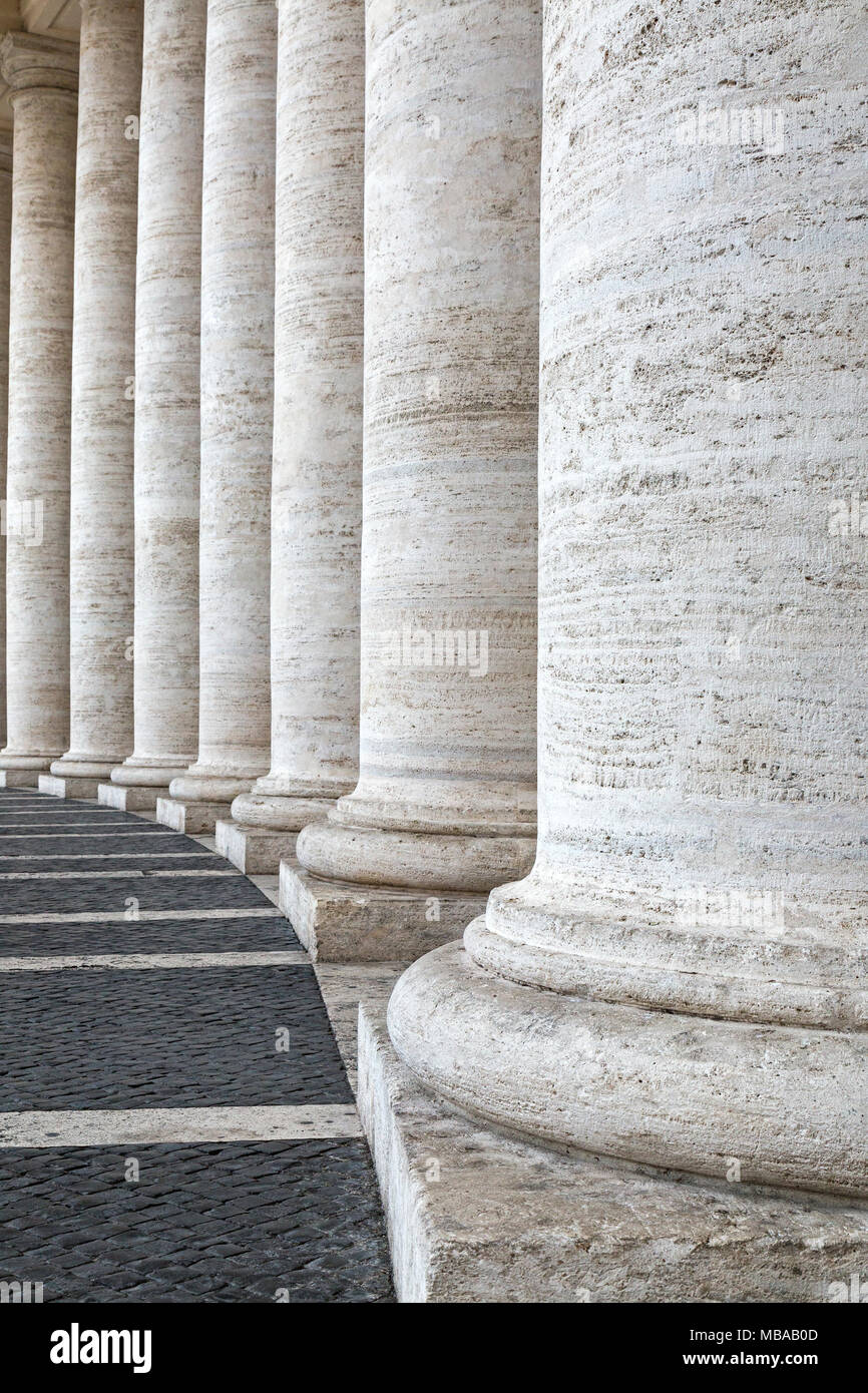 Berninis Kolonnaden in (Piazza San Pietro - Città del Vaticano) St. Peter's Square, Vatikan, Rom, Italien. Bestehend aus 284 Säulen und 88 Stockfoto
