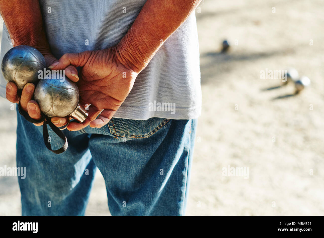 Mann spielt Petanque in einem französischen Dorf Stockfoto