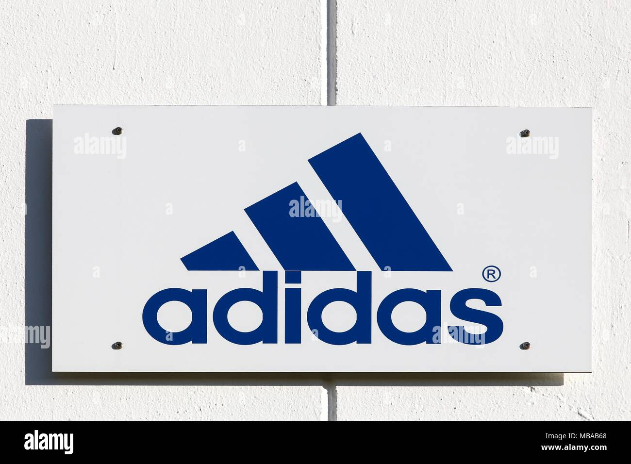 Merignac, Frankreich - Juni 5, 2017: Adidas Logo auf eine Wand. Adidas ist ein deutscher multinationaler Unternehmen, das Sportschuhe, Bekleidung Stockfoto