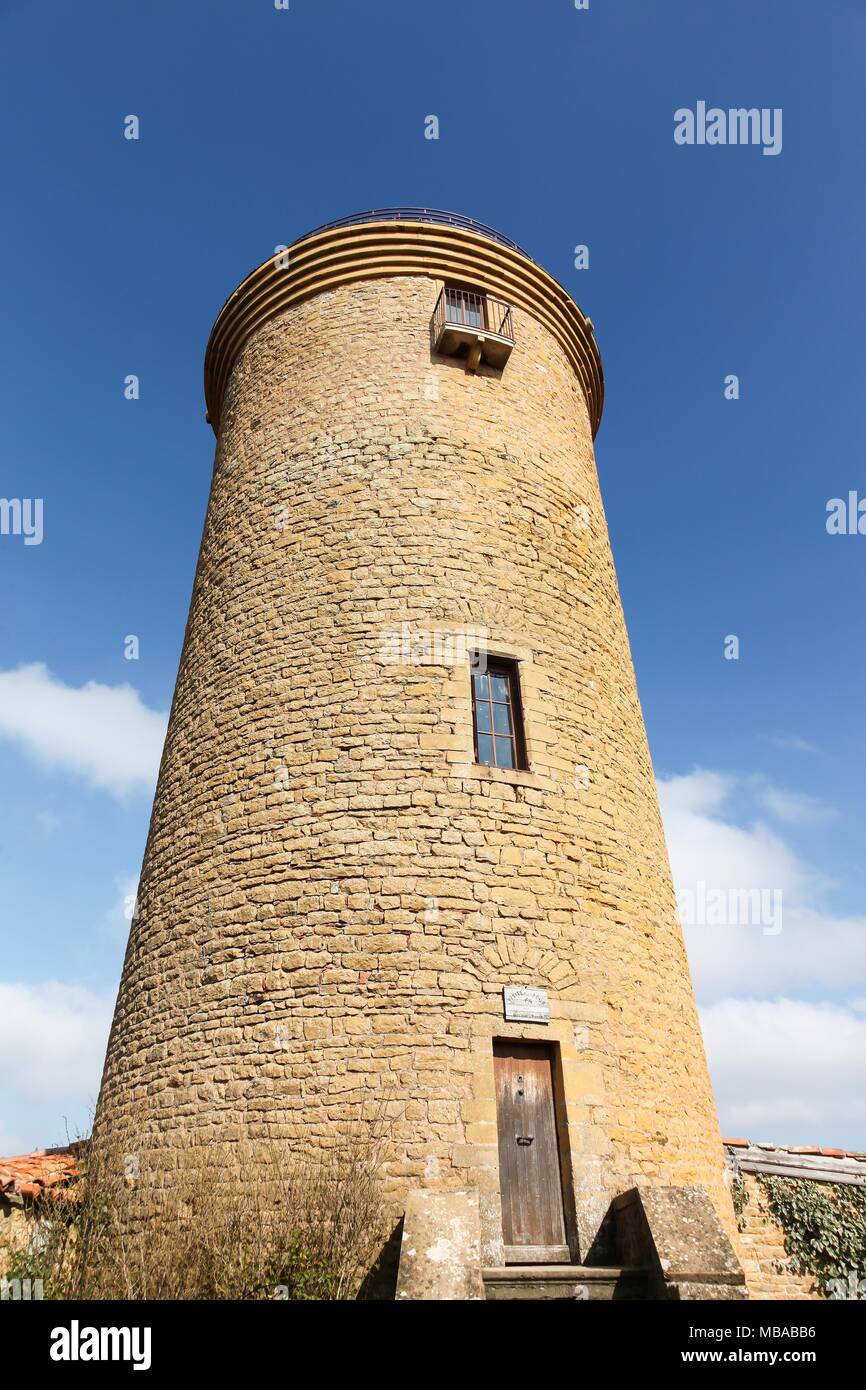 Turm im Dorf Oingt in Beaujolais, Frankreich Stockfoto