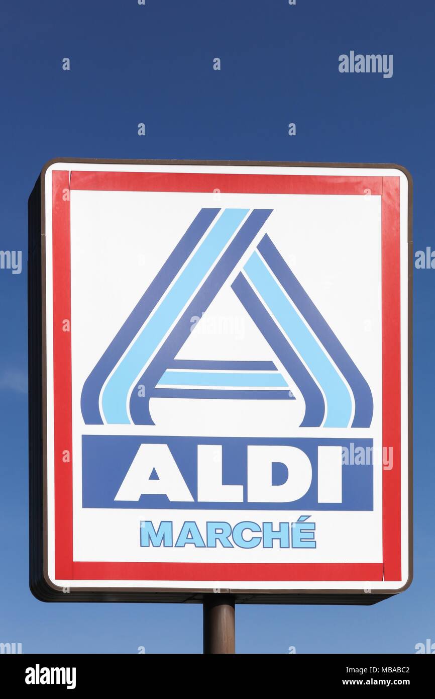 Limas, Frankreich - 14. März 2018: Aldi Markt Logo auf einer Stange. Aldi ist einer der weltweit führenden Discounter Kette mit über 9 000 Filialen Stockfoto
