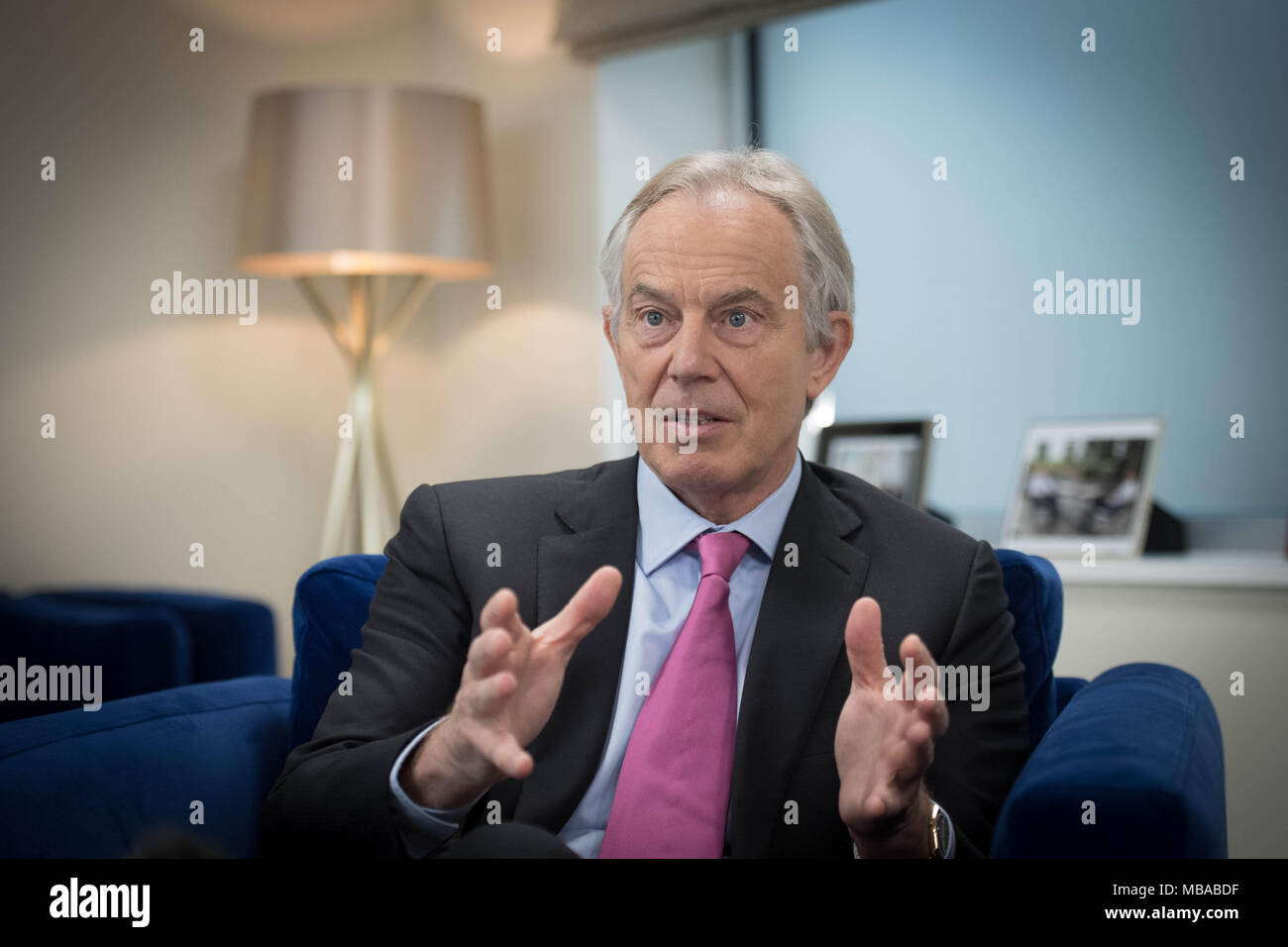 Der ehemalige Premierminister Tony Blair sprechen über das Karfreitagsabkommen in London. Stockfoto