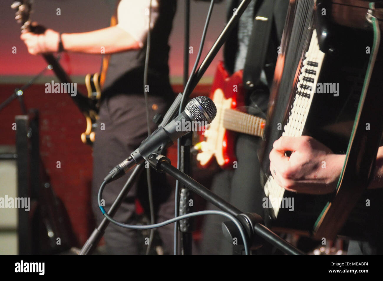 Musiker auf der Bühne in der Bar Stockfoto