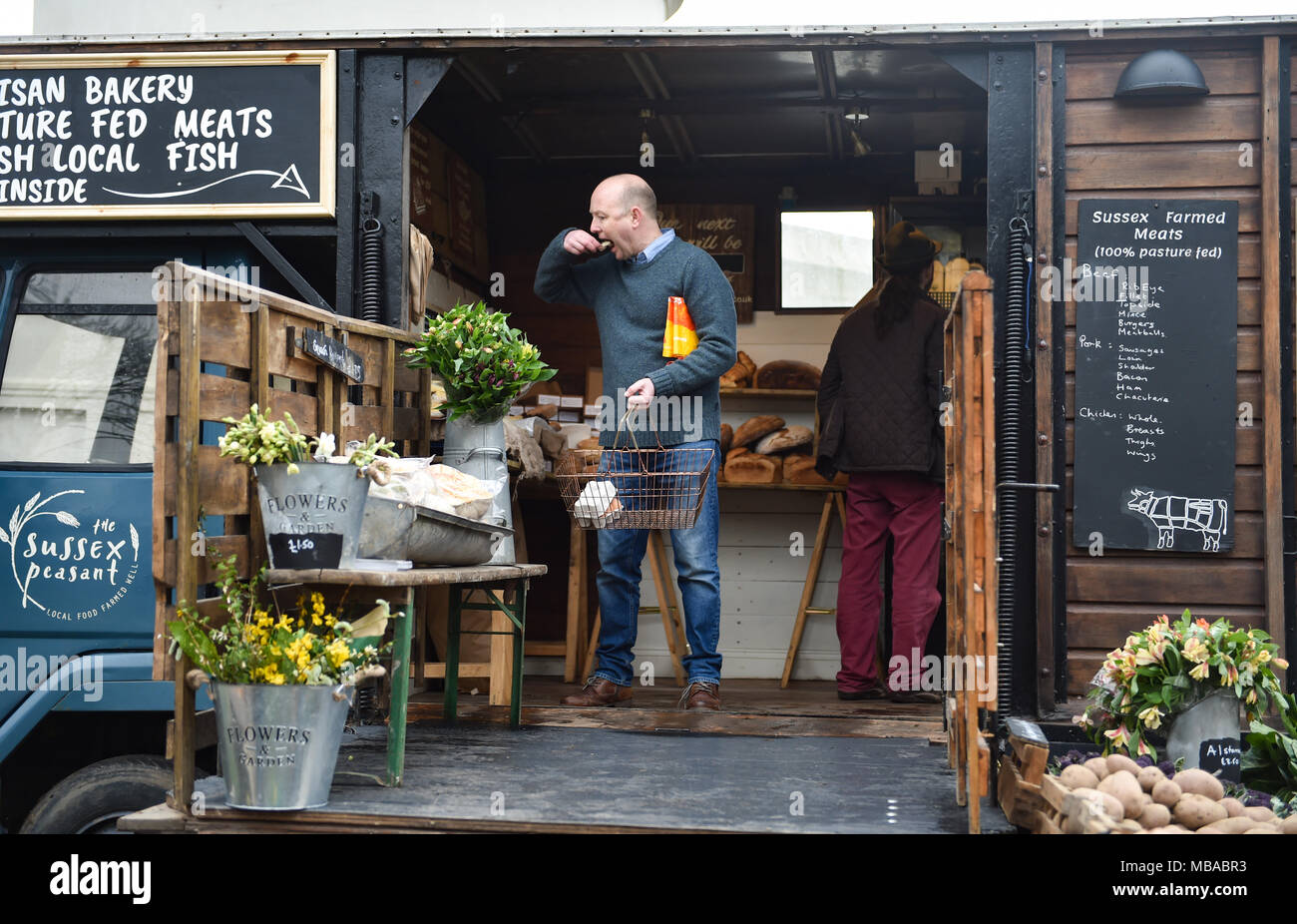 Die Sussex Bauer mobile Farm Shop einrichten neben dem Pfefferstreuer im Queens Park in Brighton. Sie beziehen Ihre produzieren Lokal von Sussex den Landwirten eine Stockfoto