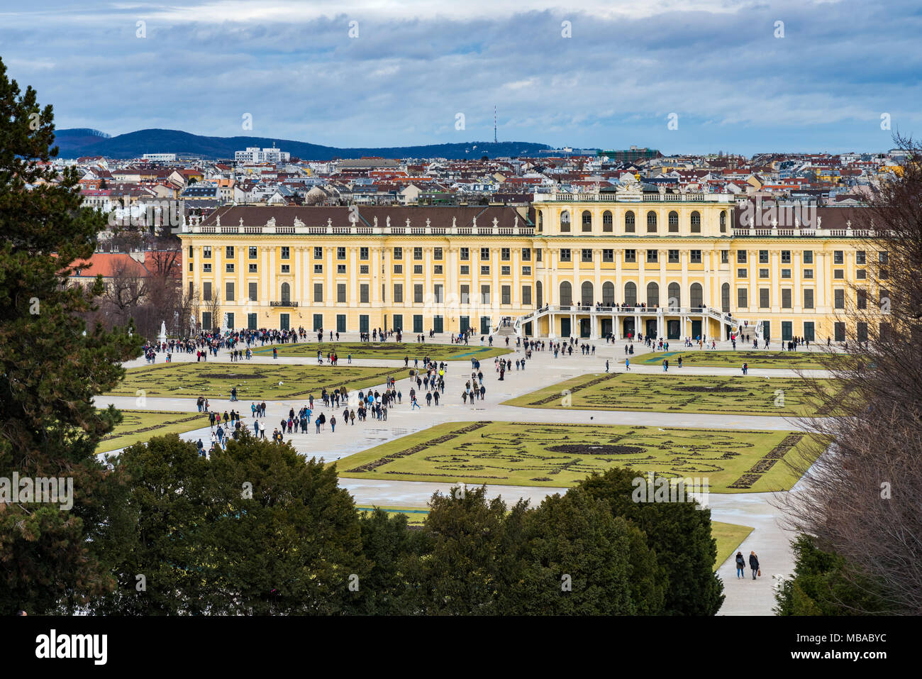 Der Garten Park in Shonbrunn Palace (Wien) bereit für den Winter mit fehlenden Blumen und große Gruppen von Touristen zu Fuß Stockfoto