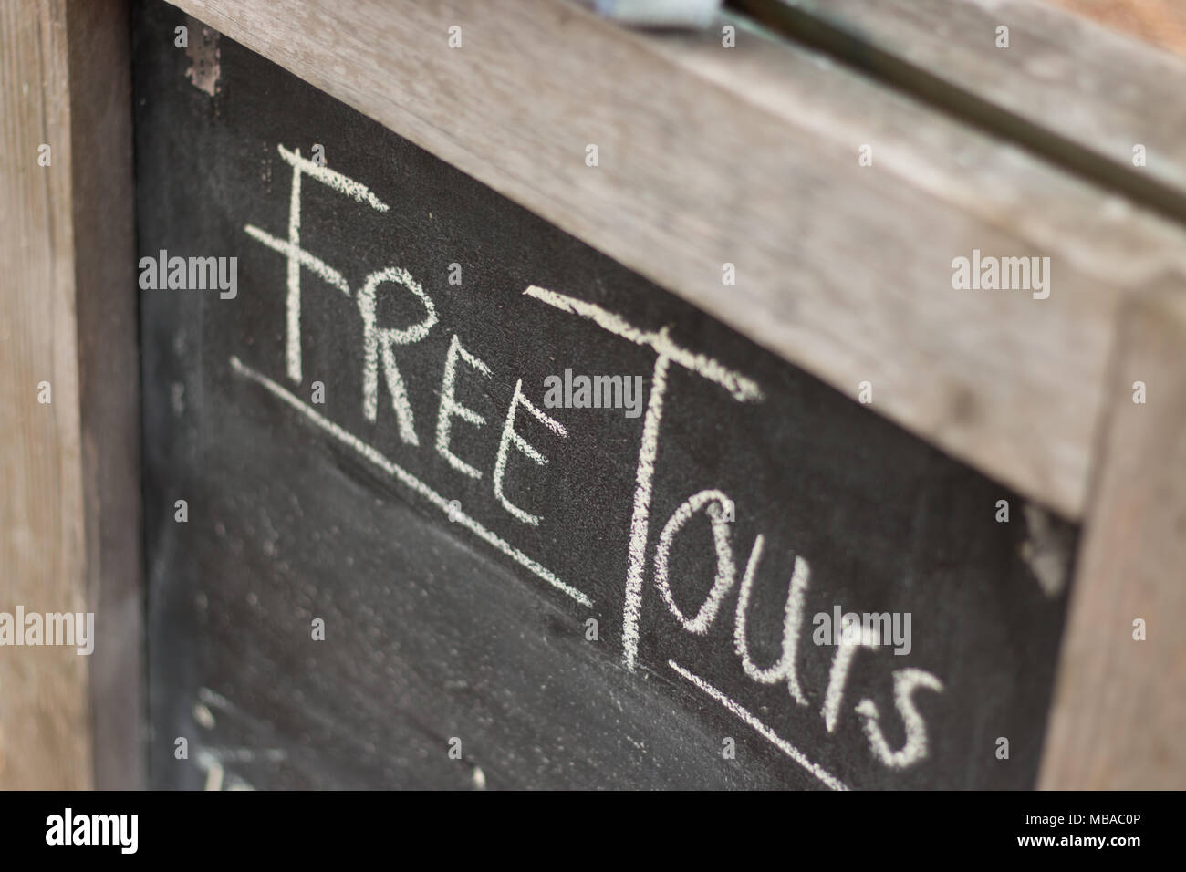 Ein a-board a-frame Zeichen, das sagt kostenlose Führungen in Chalk Stockfoto