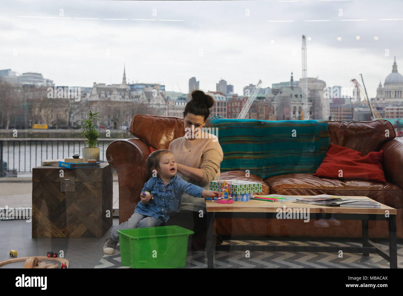 Amnesty International UK Stufen eine lebende Installation über Mother's Day Wochenende: "Der unbestreitbaren Wunder der Familie", die die Freude an der Zeit mit der Familie feiert und die Bedeutung der Wiedervereinigung Flüchtlingsfamilien zu markieren. Familien-Mitglieder werden in der Lage sein, Zeit in einem großen Plexiglas Kasten an der Southbank Centre, wo die Öffentlichkeit sie beobachten können, die Freuden des täglichen Familienlebens: Spielen, in einem Takeaway, Fernsehen zu verbringen. Das sind Dinge, die die meisten Familien für selbstverständlich nehmen, aber nicht jede Familie ist so viel Glück. Amnesty International UK startet ihre Familien zusammen Campaig Stockfoto Amnesty International UK Stufen eine lebende Installation über Mother's Day Wochenende: "Der unbestreitbaren Wunder der Familie", die die Freude an der Zeit mit der Familie feiert und die Bedeutung der Wiedervereinigung Flüchtlingsfamilien zu markieren. Familien-Mitglieder werden in der Lage sein, Zeit in einem großen Plexiglas Kasten an der Southbank Centre, wo die Öffentlichkeit sie beobachten können, die Freuden des täglichen Familienlebens: Spielen, in einem Takeaway, Fernsehen zu verbringen. Das sind Dinge, die die meisten Familien für selbstverständlich nehmen, aber nicht jede Familie ist so viel Glück. Amnesty International UK startet ihre Familien zusammen Campaig Stockfoto