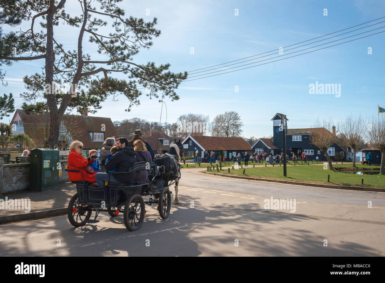 Damme Suffolk, Besucher in Damme in Suffolk genießen Sie ein Pony und Trap Fahrt um das Zentrum des Dorfes, England, UK. Stockfoto