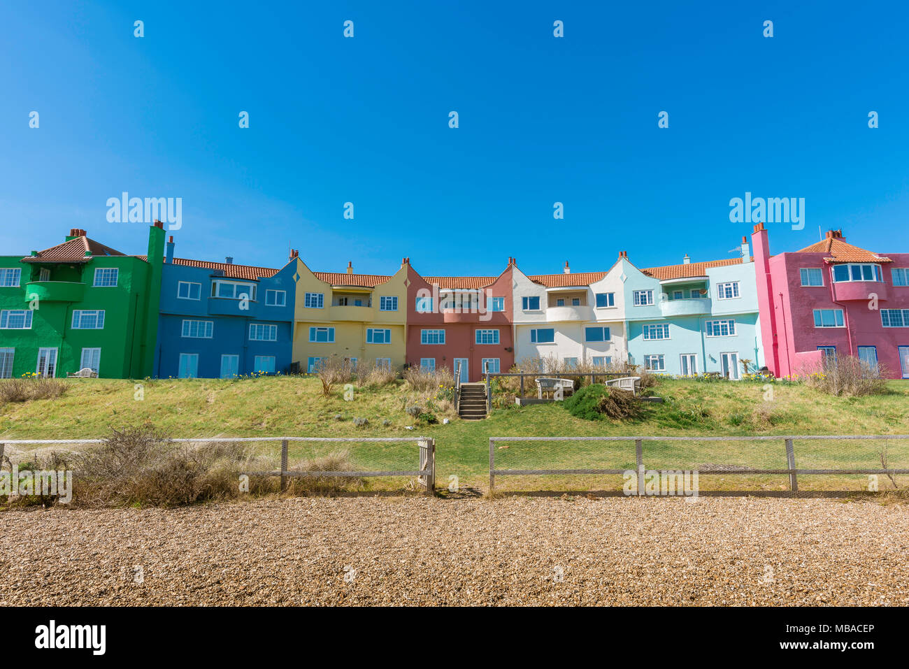Beach House Farbe, eine bunte Reihe von Häusern aus dem Jahre 1937 befindet sich am Strand in Damme an der Küste von Suffolk, England, Großbritannien Stockfoto