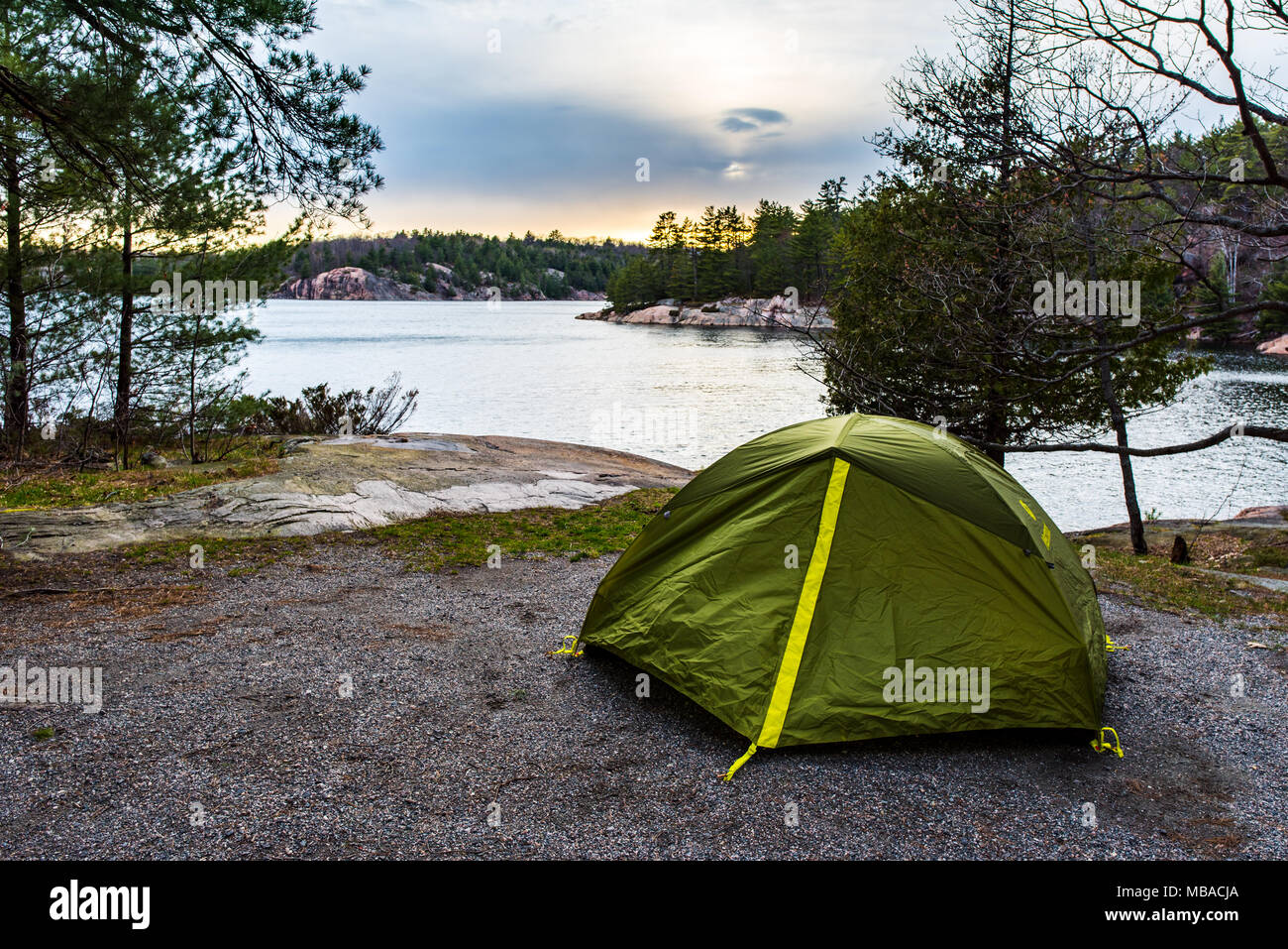 Camping in Killarney Provincial Park, Ontario, Kanada mit Blick auf den See und den Wald. Stockfoto