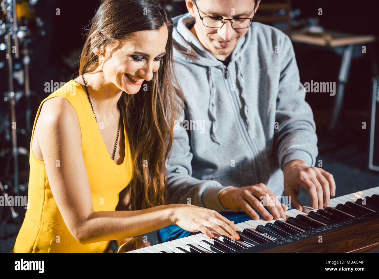 Klavierlehrer, Musik zu lehren, die sein Schüler Stockfoto