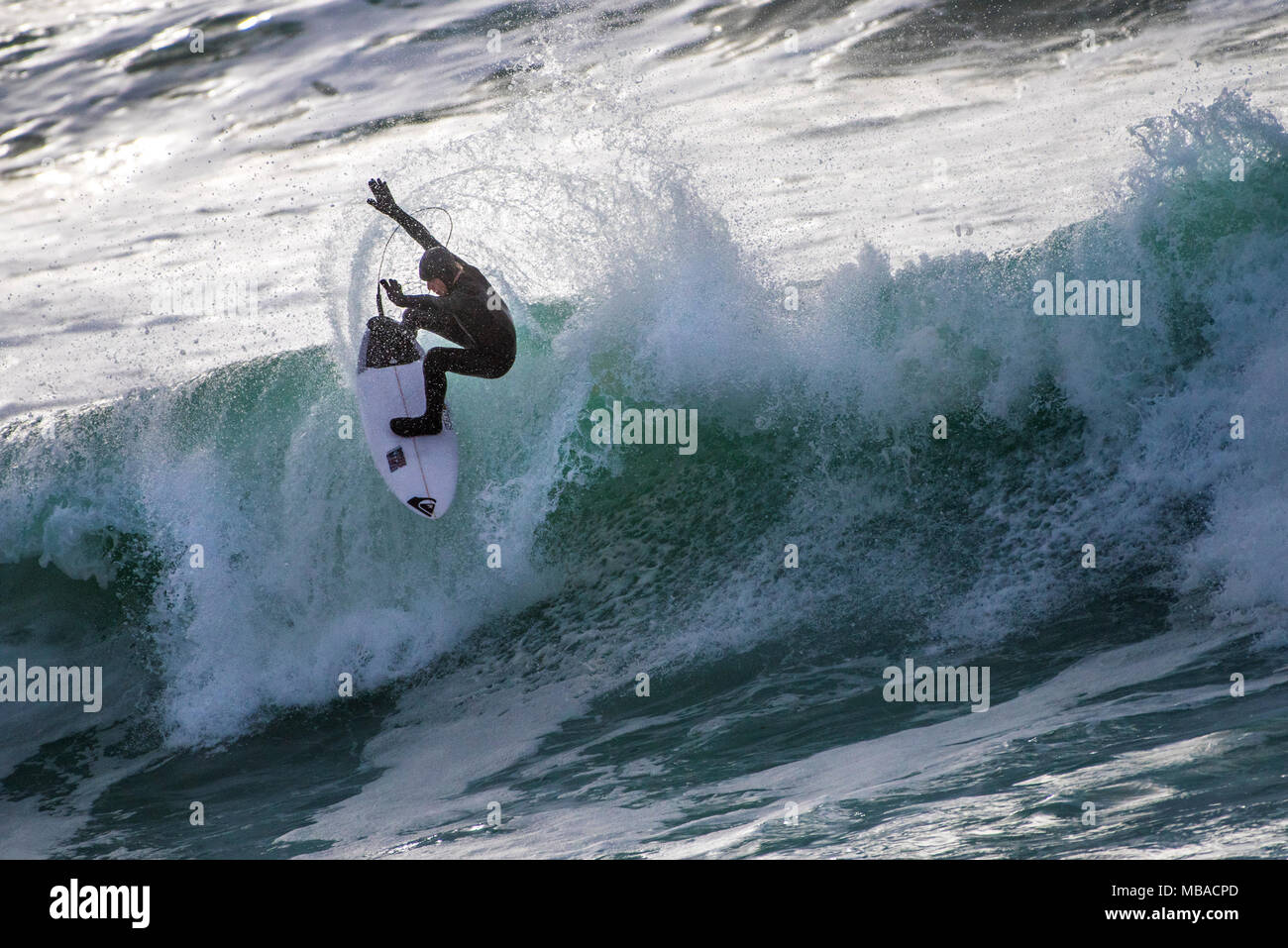 Surfen GROSSBRITANNIEN - ein Surfer eine Snap Trick auf eine Welle an Fistral in Newquay Cornwall. Stockfoto