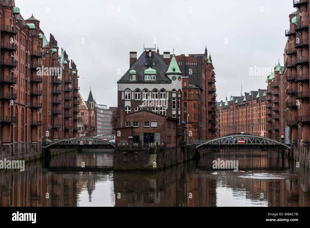 Hamburg, Deutschland. Das Wasserschloss, einem historischen Gebäude in der Speicherstadt. Ein Weltkulturerbe seit 2015 Stockfoto