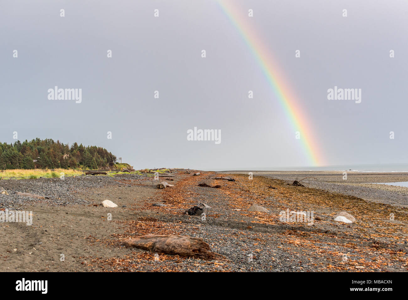 Regenbogen auf einem Strand in Alaska. st Stockfoto