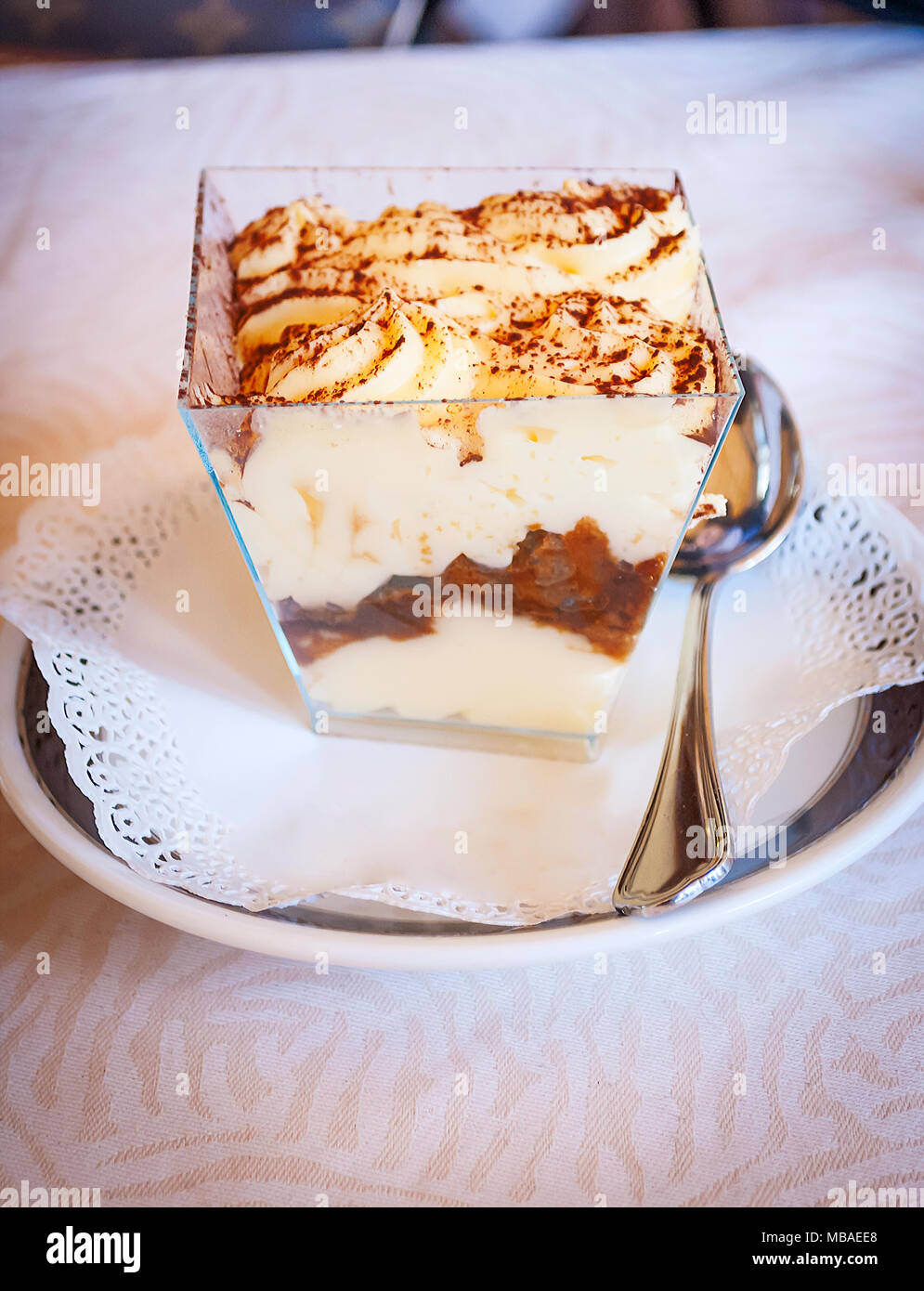 Blick auf einen Teil der italienischen Tiramisu mit Mascarpone, Kaffee und savoiardi Kekse gemacht Stockfoto