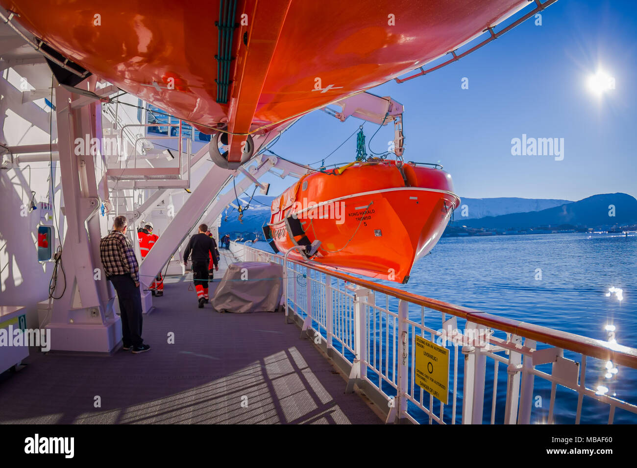 ALESUND, Norwegen - 04 April, 2018: Leben Boote an Bord der MS Trollfjord, betrieben durch die norwegische Reederei Hurtigruten Stockfoto
