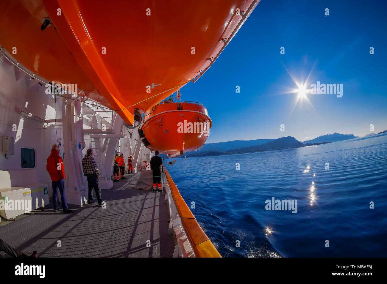 ALESUND, Norwegen - 04 April, 2018: Blick auf das Leben im Freien Boote an Bord der MS Trollfjord, betrieben durch die norwegische Reederei Hurtigruten Stockfoto