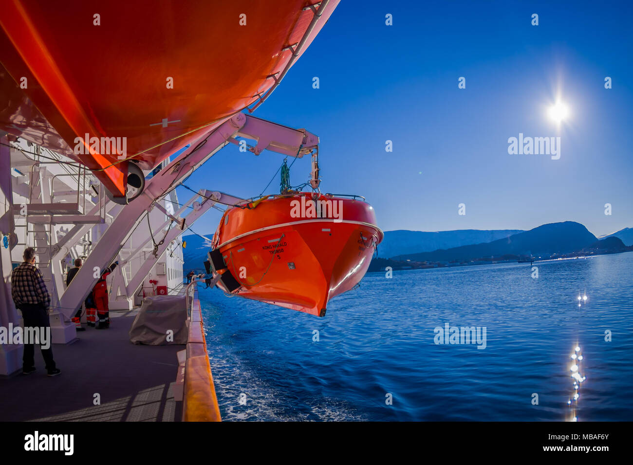 ALESUND, Norwegen - 04 April, 2018: herrliche Sicht auf das Leben Boote an Bord der MS Trollfjord, betrieben durch die norwegische Reederei Hurtigruten mit Sun Shine Stockfoto