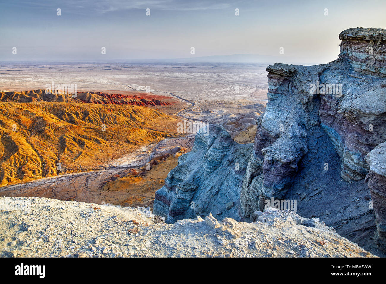 Luftaufnahme von bizarr übereinander geschichteten Berge im Desert Park Altyn Emel in Kasachstan Stockfoto