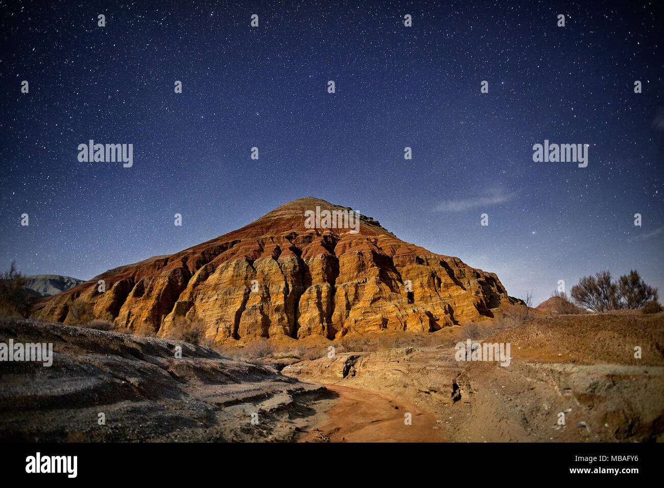 Roter Berg der Pyramide in der Wüste nachts Sternenhimmel Hintergrund. Astronomie Fotografie von Raum und Konstellationen. Stockfoto