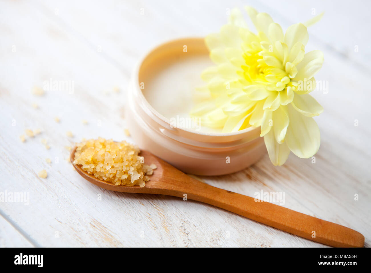 Wellness Behandlung auf hölzernen Tisch Set Stockfoto