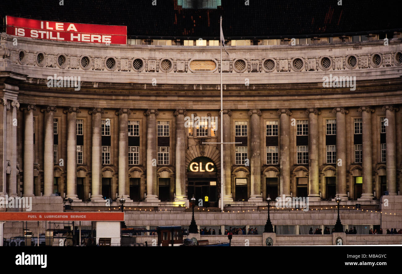 Greater London Council, GLC County Hall in der letzten Nacht des GLC in 1986. Aufgelöst am 31. März 1986 Die Greater London Council (GLC) war der obersten Ebene lokale Regierung- stelle für Greater London von 1965 bis 1986. Es ersetzt das frühere London County Council (LCC) das einen viel kleineren Bereich bedeckt hatte. Der GLC wurde 1986 aufgelöst durch die lokale Regierung Act von 1985 und seine Befugnisse wurden auf die Londoner Stadtteilen und anderen Einrichtungen übertragen. Eine neue Behörde, bekannt als die Greater London Authority (GLA), wurde 2000 gegründet. Stockfoto