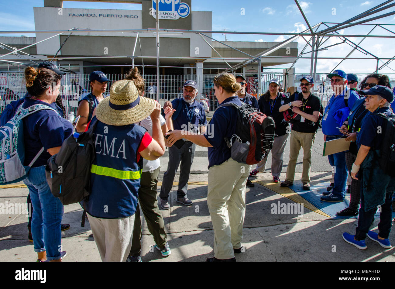 Farjardo, PR, Sept. 11, 2017 -- einem FEMA Disaster Survivor Hilfe team Warten ist eine Fähre auf die Insel Culebra zu nehmen, um zu helfen, eine Registration Site für Überlebende des Hurrikans Irma und einem FEMA öffentliche Hilfe Mannschaft zusammen mit Mitgliedern der Small Business Administration eingestellt sind, Warten auf die Fähre auf die Insel Vieques vorläufige Bewertung der Schäden zu tun. Stockfoto