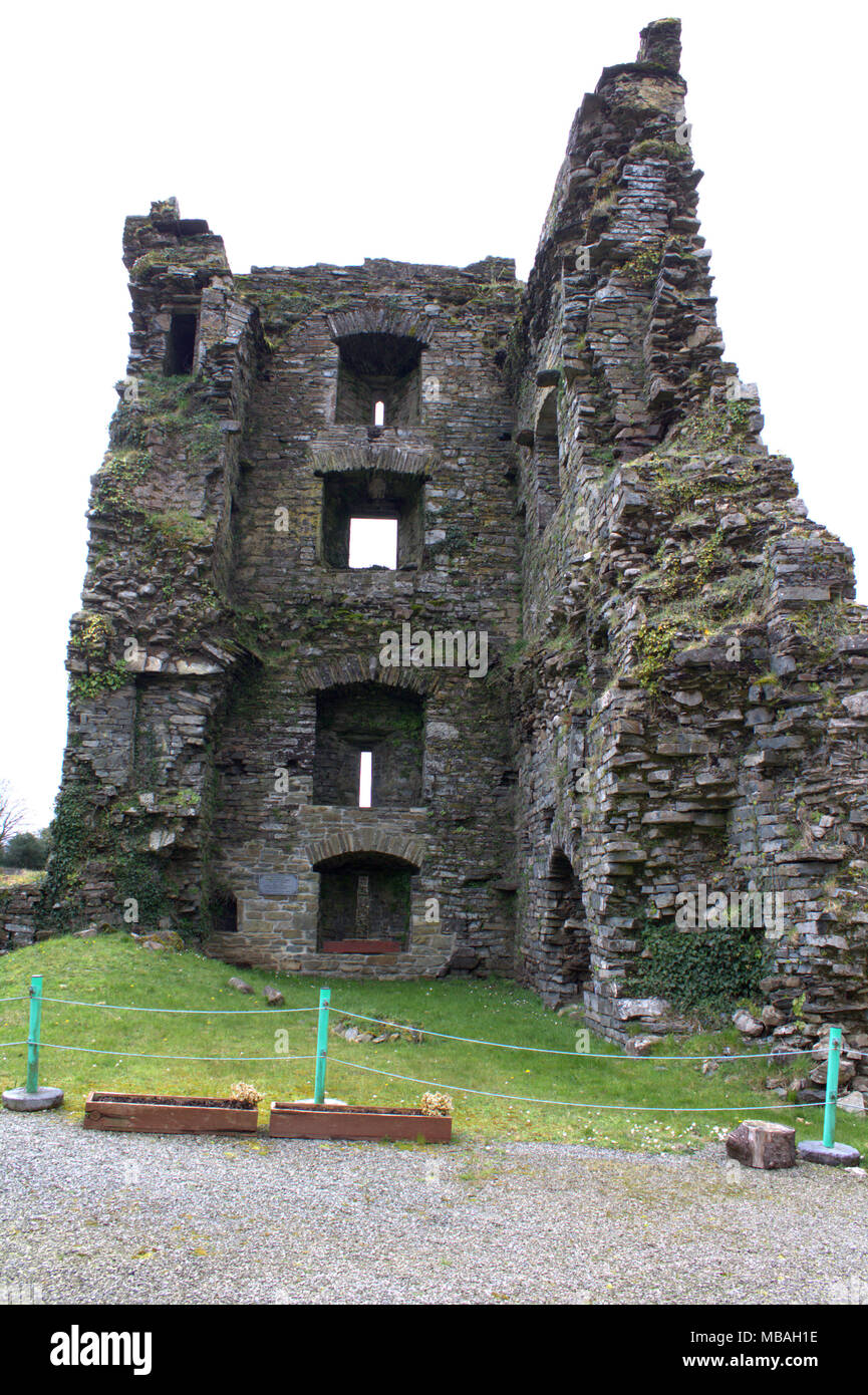 Die verbleibenden Ruinen von Carriganass Burg, die wahrscheinlich im Jahre 1540 von Dermot O'Sullivan gebaut wurde, ein Mitglied des O'Sullivan Beare Clan. Irland. Stockfoto Die verbleibenden Ruinen von Carriganass Burg, die wahrscheinlich im Jahre 1540 von Dermot O'Sullivan gebaut wurde, ein Mitglied des O'Sullivan Beare Clan. Irland. Stockfoto