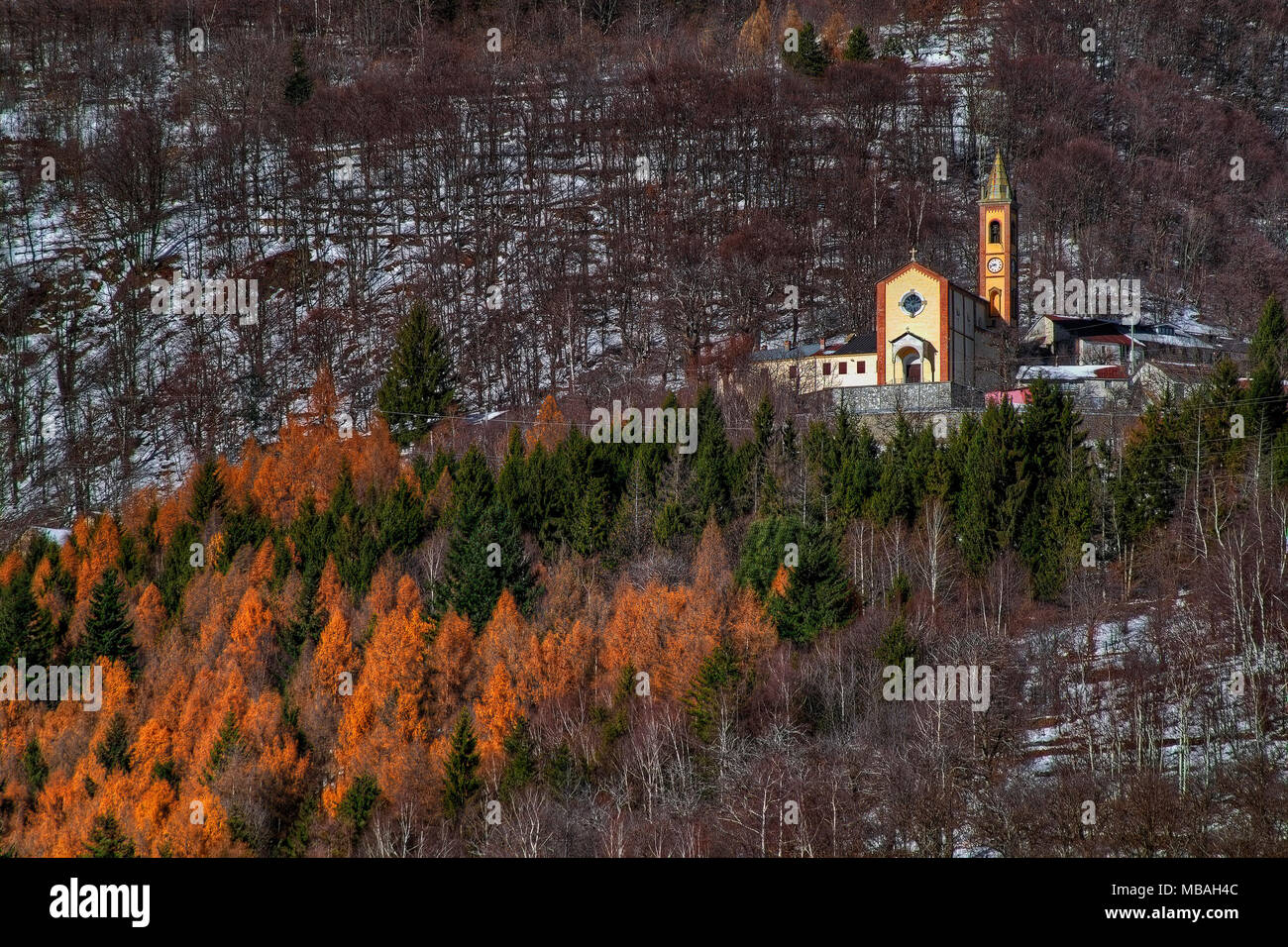 Dorf Cappello, Gemeinde Garessio, Piemont, Italien, mit seiner Kirche, an der Seite des Berges, umgeben von Wäldern und der erste Schnee umgeben. Stockfoto