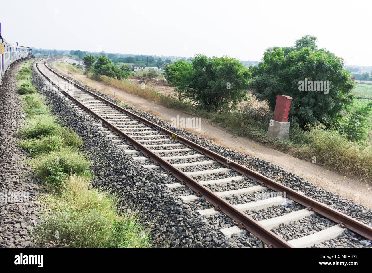 Mit dem Zug Seitenansicht mit Bahn schauen ehrfürchtig. Stockfoto