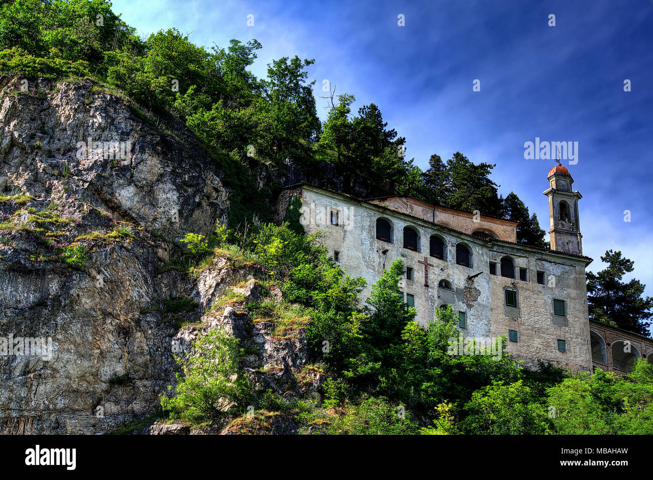 Die Wallfahrtskirche von Santa Lucia, teilweise in eine felsige Höhle, bei Villanova Mondovì, in Piemont, Italien. Stockfoto