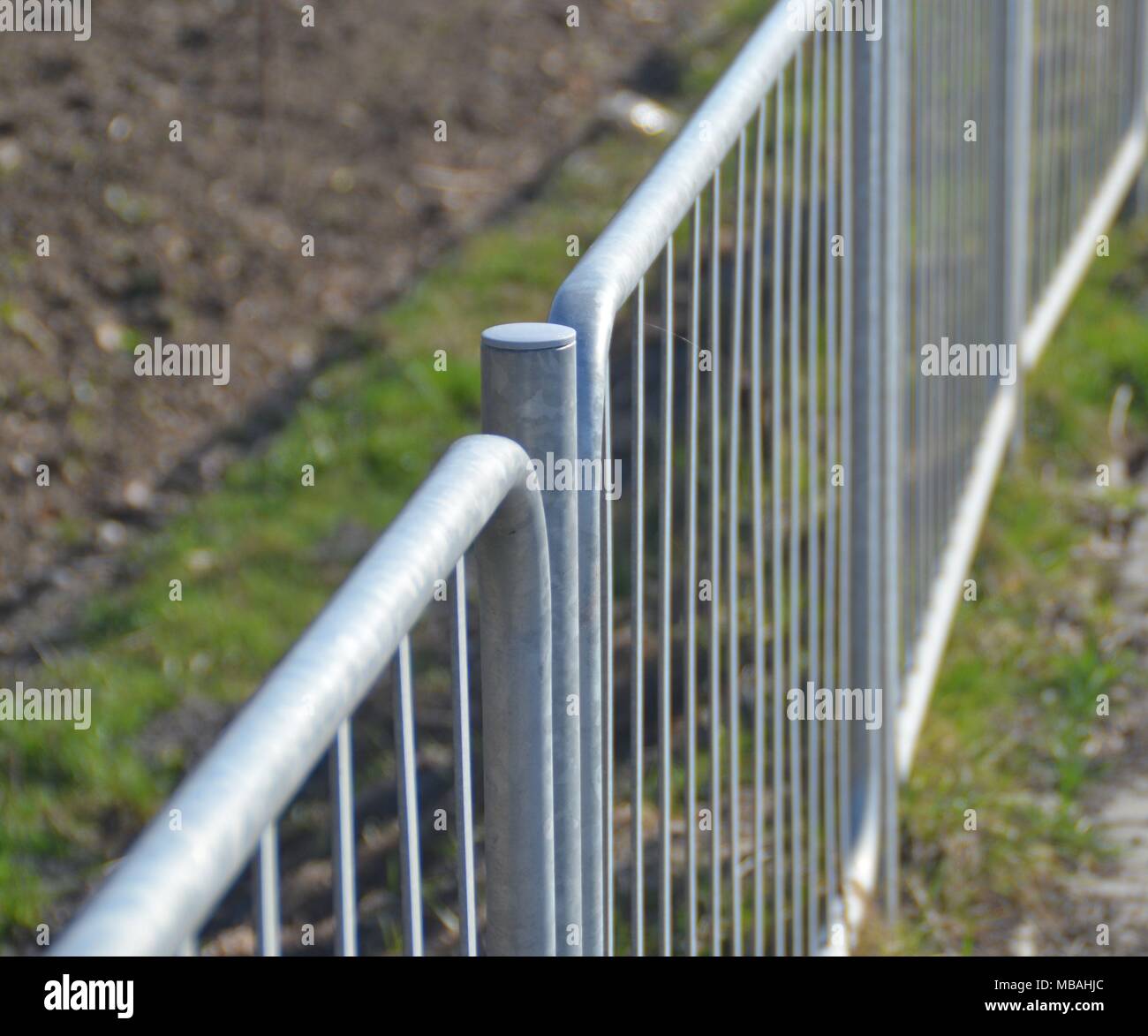 Metall Schutzzaun in der Nähe von Straße Stockfoto