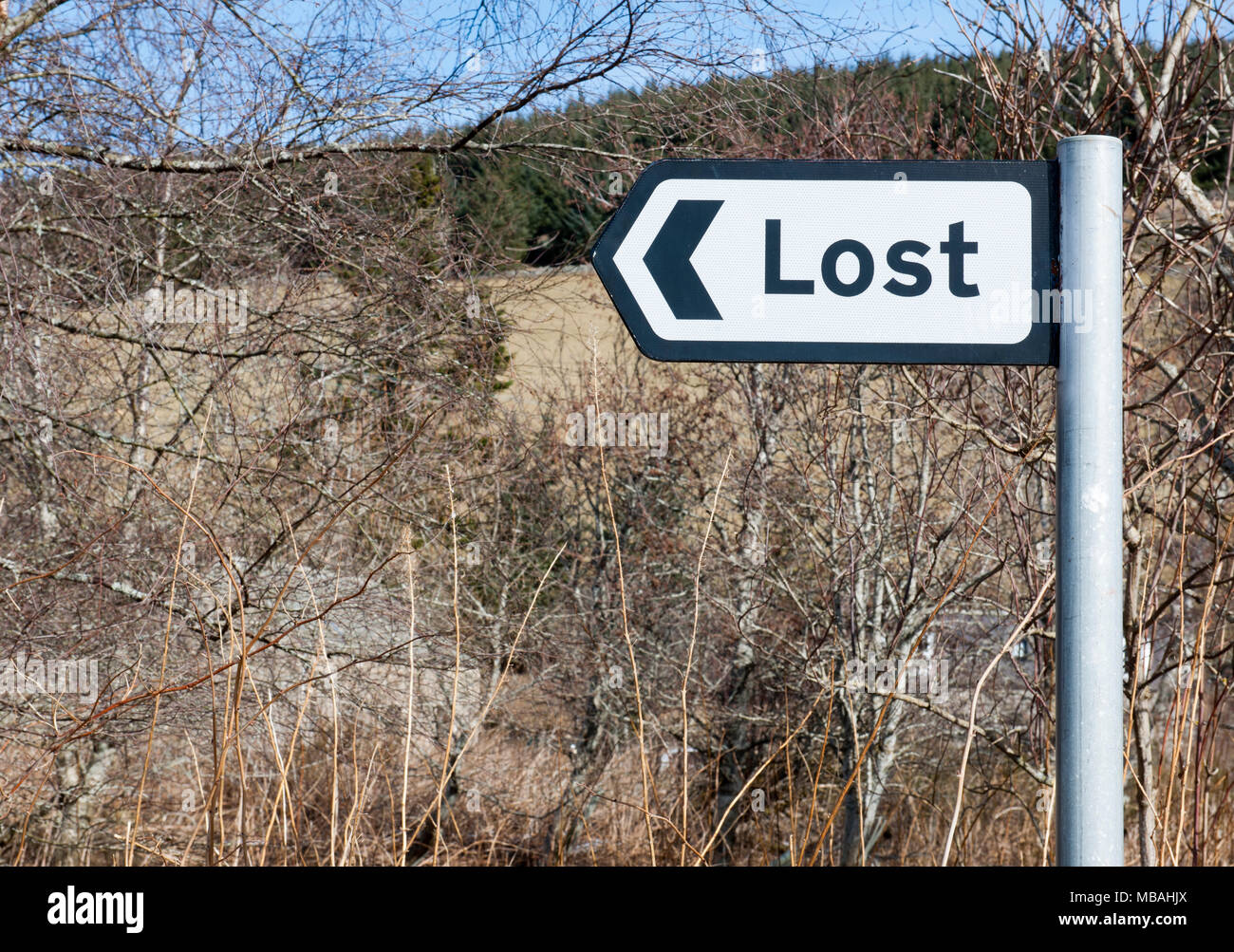 Straße Richtung Zeichen an Bellabeg für ein kleines Dorf (24 Einwohner) in Aberdeenshire, Schottland, Großbritannien verloren Stockfoto