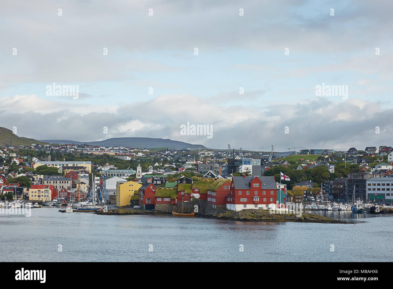 TORSHAWN, FÄRÖER, Dänemark - 21 August 2018: Übersicht über die Innenstadt und die Bucht von Torshawn, die Hauptstadt der Färöer, Dänemark. Stockfoto