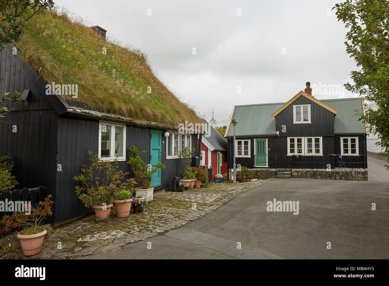 TORSHAWN, FÄRÖER, Dänemark - 21 August 2018: Typische Häuser mit dem grasdach in Färöer Inseln, Dänemark. Stockfoto